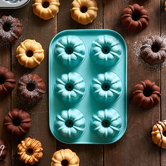 Mini-Fluted Bundt Pan. PAMPERED CHEF Non-stick, Quality Bakeware in Aqua Blue - Picture 2 of 6